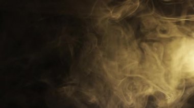 Yavaş çekimde soyut beyaz ve renkli duman. Duman, arka planda soğuk sis bulutu. Işık, beyaz, sis, bulut, siyah arkaplan. Yüzen sis