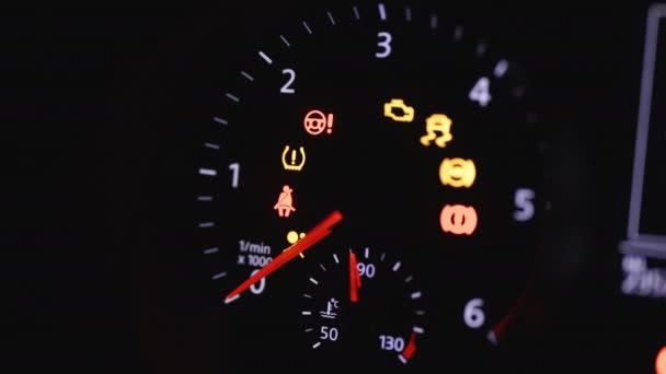 Tachometer Gauge of Starting and Stopping Car. Arranca el motor. Salpicadero en el coche. Muchas luces diferentes del tablero de instrumentos del coche con lámparas de advertencia iluminadas — Vídeo de stock