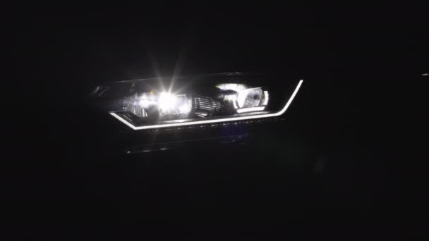 LED-koplamp van een auto Shining. Led het licht van een auto die fel schijnt. Auto knipperend licht met knipperende indicator. Noodzwaailicht, waarschuwingsbord. Niemand in de buurt om te helpen — Stockvideo