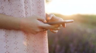 Akıllı telefon daktilo mesajı kullanan bir kızın eli. Dışarıda cep telefonuyla yazı yazan bir kadın. Yakın plan neşeli kız şehir geçmişinde akıllı telefonuyla yürüyor. Dışarıda elinde cep telefonu tutan bir kadın.