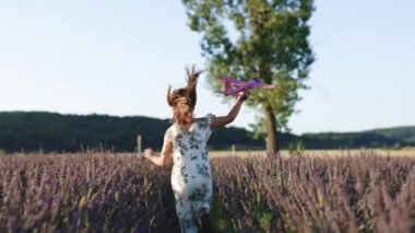 Mutlu kız gün batımında oyuncak bir uçakla sahada koşuyor. Çocuklar oyuncak uçak oynarlar. Küçük kız pilot ve astronot olmak istiyor. Gençler uçmayı ve pilot olmayı hayal eder.