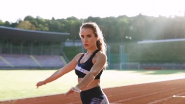 Spor elbiseli kadın portresi. Profesyonel sporcu. Beden eğitiminden sonra kameraya bakıyor. Egzersiz ve fiziksel aktiviteden sonra antrenör kız dışarıda dinleniyor. Spor ve spor.