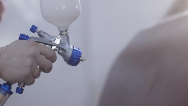 Technik maluje na vzduch dveře aut. Průmyslový nátěr. Profesionální malíř aut maluje karoserii. Man Paints Parts with a spray Gun — Stock video