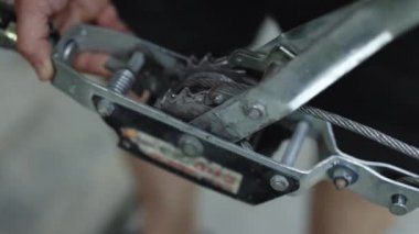 Araç gövdesini çekmek için hidrolik silindir. Profesyonel araba tamircisi. Araba tamiri baskısı. Kazadan sonra araba tamiri. Boya işçiliğinin restorasyonu