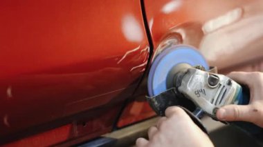 Garajdaki araba gövdesi tamiri, araba kapısı göçüğü. Otomobil tamircisi, araba tamircisi. Garajda bir araba kazası olmuş.