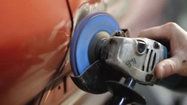 İşçilere yakın çekim araba hasarına yol açar. Profesyonel otomobil tamircisi arabanın kapısını eziyor. Sert öğütme düzensizlikleri gidermek için tasarlanmıştır.