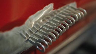 Araba göçüğü çıkarma teknikleri. Araba tamircisi, göçük çıkarıyor. Profesyonel vücut onarımı. Otomobil tamir serisi. Cesedi hidrolik pres ile çekmek.