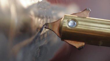 Profesyonel bir işçi, arabanın kapısındaki hasarı ters çekiç izleyicisiyle gideriyor. Araba göçüğü çıkarma teknikleri. Araba kazası, vücut göçüğü onarılıyor. Arabadaki göçükleri temizliyorum. Araba tamircisi.