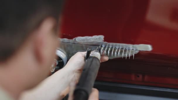 Mechanische Reparatur der Karosserie. Autowerkstatt, die Dellen herauszieht. Berufskraftfahrer verbeulte Autotür — Stockvideo