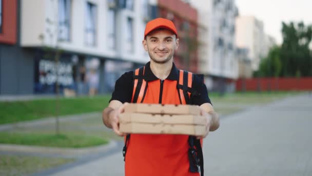 Retrato de homem de entrega com caixas de pizza quente esperando pelo cliente. Entrega em domicílio. Fast food entrega conveniência e transporte. Conceito de correio, entrega em domicílio, e-commerce, pizza. — Vídeo de Stock