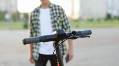 Turist otoparkta, turist telefonu uygulamasında Electric Kick scooter kullanıyor. Şehirde yeni bir ortaklık projesi, ekolojik ulaşım başladı. Çevre dostu ulaşım