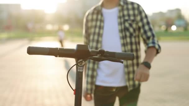 Hipster-Mann nehmen Miete Elektro-Tretroller NFC kontaktlosen Schließfach auf Fahrrad in Sharing-Parkplatz, Touristentelefon Anwendung. Ökotransport in der Stadt teilen — Stockvideo