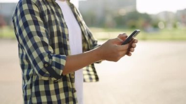 Kapıda cep telefonu kullanan bir adama yaklaş. Şehirdeki sokak insanları ve arabalarda cep telefonu olan öğrenci geçmişi, kavşak kullanımı uygulaması