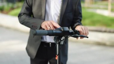 Tanımlanamayan işadamı ofis, ofis binaları, işadamları, elektrik nakliyesi, ekolojik ulaşım için elektrikli scooter kullanıyor.