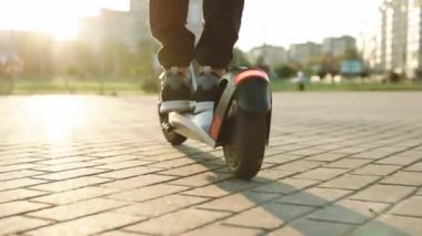 Elektrikli scooter 'a binen adam. E-Scooter Sürücüsü Kiralık Kişisel Çevre Taşımacılığı. Ekoloji Taşımacılığı Sürücüsü. Şehirde erkek elektrikli scooter sürücüsü. Kentsel Biçim Ekolojik Taşımacılık Seyahati