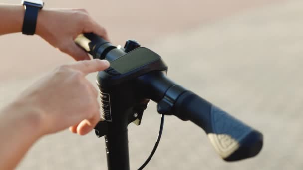 Vit man i skjorta slår på den elektriska skotern i solig dag, sommarväder. Ämnesekologi, miljöskydd, luftföroreningar från bilavgaser. Ekologisk stadstransport — Stockvideo