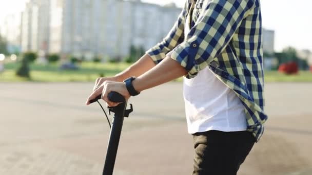 Hipster homem passeio em scooter elétrico. E-Scooter piloto alugar pessoal eco transporte. Transporte Ecológico de Condução. Male Drive Scooter elétrico na cidade. Estilo urbano Equitação Ecológica Transporte Viagens — Vídeo de Stock