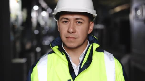 Gente de negocios caucásicos en casco duro o desgaste de seguridad. Contratista seguro o mecánico atractivo de la inspección de máquinas para herramientas de maquinaria Primer plano de trabajo en interiores. Plan de Ingeniero de Trabajos de Fabricación — Vídeo de stock