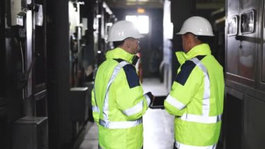 İki Ağır Sanayi Mühendisi Boru İmalat Fabrikası 'nda duruyor, Dijital Tablet Bilgisayar kullanın, Tartışıyorlar. Petrol, Gaz ve Yakıt Boru Hattı Taşıma Tesisleri.