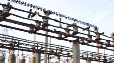 Yüksek voltajlı elektrik santrali, uzun kolonlar ve voltaj dağıtım kabloları. Yüksek voltajlı elektrik santralini yükseltmek ya da düşürmek için kullanılan ekipman. Transformatör. Elektrik santralleri