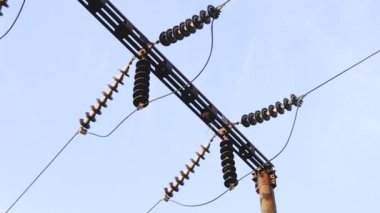 Elektrik yüksek voltaj elektrik hattı istasyonu. Elektrik Santrali. Yüksek voltajlı elektrik santrali, uzun kolonlar ve voltaj dağıtım kabloları. Dönüştürme istasyonu ve elektrik santrali