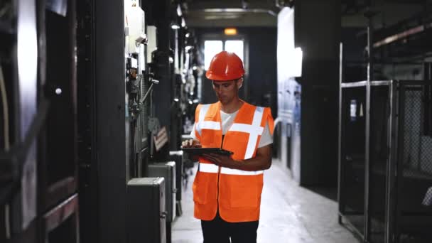 Mühendis ya da işçi, elektrik istasyonunda çalışan insanlar. Sanayi fabrikası sisteminde kontrol ya da sunucu odasında, operatör istasyonu ağında ve devre merkezinde güç motorlu makine dolapları — Stok video