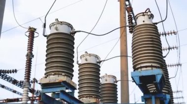 Yüksek voltajlı elektrik santrali, uzun kolonlar ve voltaj dağıtım kabloları. Dönüşüm istasyonu ve elektrik santrali. Yüksek voltajlı elektrik santrali. Elektrik santrali
