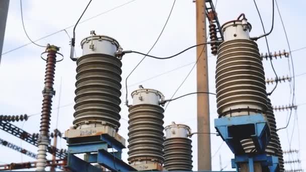 Υποσταθμός υψηλής τάσης με ψηλούς πυλώνες και καλώδια διανομής τάσης. Σταθμός μετασχηματισμού και σταθμός ηλεκτρικής ενέργειας. Σταθμός ηλεκτροπαραγωγής υψηλής τάσης. Μονάδα παραγωγής ηλεκτρικής ενέργειας — Αρχείο Βίντεο
