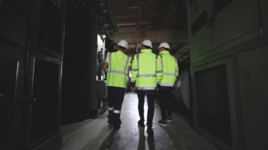 Üç Ağır Sanayi Mühendisi Çelik Metal Üretim Fabrikasında Yürüyor ve Tartışıyorlar. Endüstriyel Uzmanlar Üretim hakkında konuşuyor