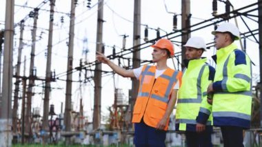 Elektrik santralinde bir proje planlayan özel işçiler. Elektrik hatları yakınında üç mühendis tartışıyorlar. Elektrik endüstrisi, elektrik enerjisi üretim konsepti