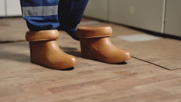 Technicien électrique met des chaussures de protection spéciales dans la centrale électrique. Centrale à haute tension. L'électricien porte des bottes en caoutchouc pour éviter les chocs électriques — Video