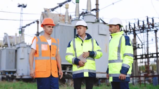 Hlavní inženýr a specialisté se učí zprávu o investicích do výstavby elektráren. Obchodní tým. Vyjednávání. Průmysl. Profesionální inženýři diskutují o inovativním projektu. — Stock video