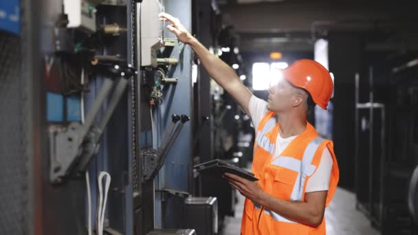 Ingenieur mit digitalem Tablet-Prüfgerät und Inspektion am MDB-Panel arbeiten sie mit elektrischer Schaltanlage, um Spannungsbereich in Hauptverteilern Fabrik zu überprüfen — Stockvideo