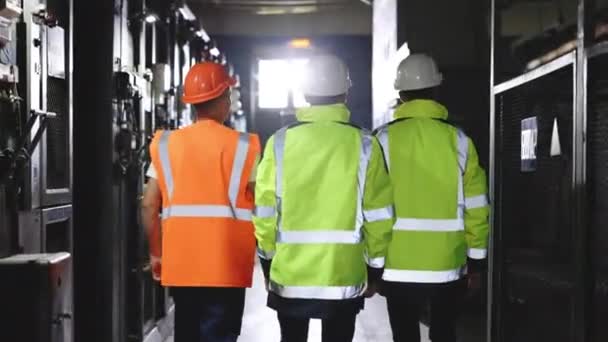 两名工程师和工人正在参观重工业制造厂.监督发电厂的检查员. — 图库视频影像