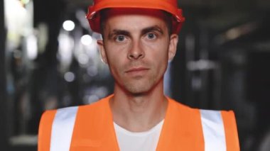 Kafkaslı beyaz ekoloji çalışanı portresi güneş paneli kontrol panelinde duruyor. Endüstri insanları. Sürdürülebilir enerji. Teknoloji