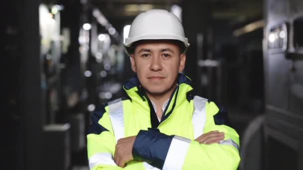 Portrait of Handsome Asian Engineer Wearing Safety Vest and Hardhat Crosses Arms and Smiles. Professional Man Working in the Modern Manufacturing Factory — Stock Video