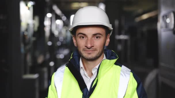 Portret van een blanke zware industrie ingenieur die zelfverzekerd poseert voor de camera met een helm en uniform. Zakenmensen met een helm of veiligheidskleding. Elektricien, elektrisch werker — Stockvideo