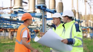 İnşaat alanında çeşitli uzmanlardan oluşan bir ekip. Mühendis, Yatırımcı ve İşadamı ile Emlak İnşaat Projesi Kontrol Alanı, İnşaat Mühendisliği,.