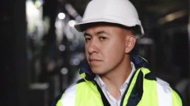 Lojistik, ihracat ve ithalat sektöründe kameraya bakan kendine güvenen yakışıklı erkek ustabaşının yakın portresi. Ulaşım kavramı