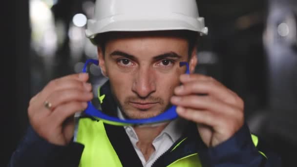 安全制服とハード帽子を身に着けているプロのエンジニアや労働者の肖像。生態系労働者産業人。持続可能なエネルギー。技術 — ストック動画