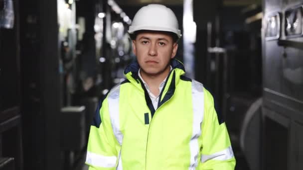 Portrait de Coréen, Chinois Asiatique Architecte Ingénieur Homme d'affaires dans Hard Hat Regardant la caméra. Ingénierie usine de fabrication à l'intérieur, Inspection des travailleurs — Video