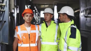 Endüstriyel erkek profesyonel mühendisler çalışmanın verilerini tartışırlar. Endüstriyel kimya işi. Terminal kutusunun yanında duran mühendisler.