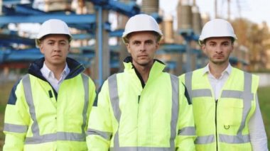 Kameranın önünde güvenlik ekipmanları ile çeşitli uzman mühendislerin oluşturduğu bir kamera grubunun önünde hep birlikte güçlü bir takım oluşturduk.