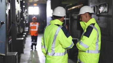 İki Ağır Sanayi Mühendisi Boru İmalat Fabrikası 'nda duruyor, Dijital Tablet Bilgisayar kullanın, Tartışıyorlar. Petrol, Gaz ve Yakıt Boru Hattı Taşıma Tesisleri.