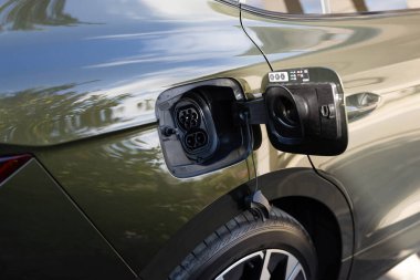 Elektrikli aracın 2. tip CCS prizi. DC - EV vagonunda tip 2 EV şarj edicisi. Hızlı şarj eden soket tip 2 kombinasyon elektrikli araba. Çevre dostu alternatif enerji yeşil çevre kavramı