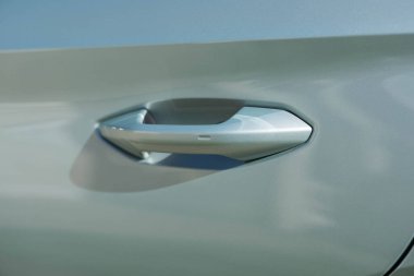 Arabanın kapı kolu kilidi aç düğmesiyle. Dokunmatik sensörlü anahtarsız giriş kapısı kolu. Erişim düğmesi. Modern araba. Araba güvenliği kavramı.