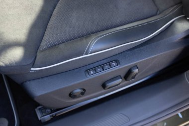 Sürücü koltuğu ayarlama düğmeleri. Koltukları ayarlamak için düğmeler. Yeni lüks elektrikli arabanın sürücü koltuğunun ayarları ve hafızası için kontrol düğmeleri. Sürücü koltuğu ayarlama düğmeleri.