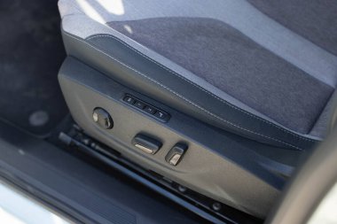 Yeni lüks elektrikli arabanın sürücü koltuğunun ayarları ve hafızası için kontrol düğmeleri. Sürücü koltuğu ayarlama düğmeleri. Sürücü koltuğu ayarlama düğmeleri. Koltuk konumunu ayarlamak için düğmeler.