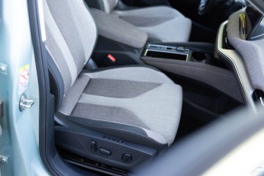 Prestijli modern elektrikli arabanın içi. Rahat koltuklar. Özel dekorasyonu olan lüks bir araba. Yeni lüks elektrikli arabanın sürücü koltuğunun ayarları ve belleği için kontrol düğmeleri.