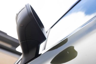 Modern arabadaki çevre kamerası sistemi yan aynanın altındaki kamera lensi, kör nokta kamera sistemi. 360 derecelik park yeri ve arabanın yan aynasında ters kamera..